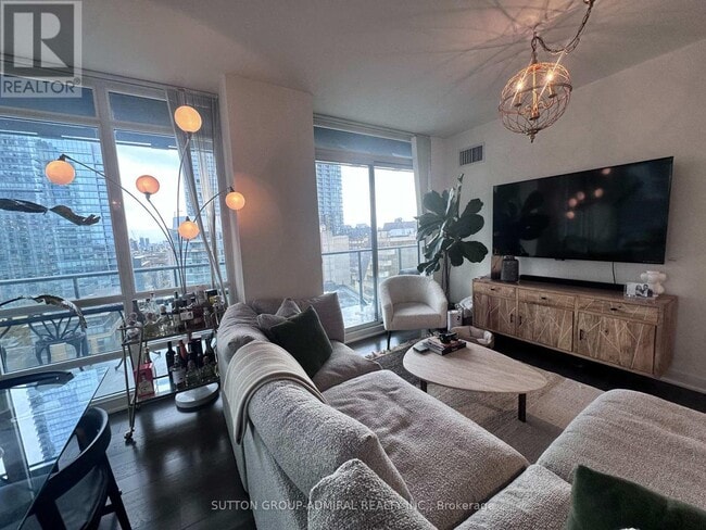 Building Photo - 825 Church St