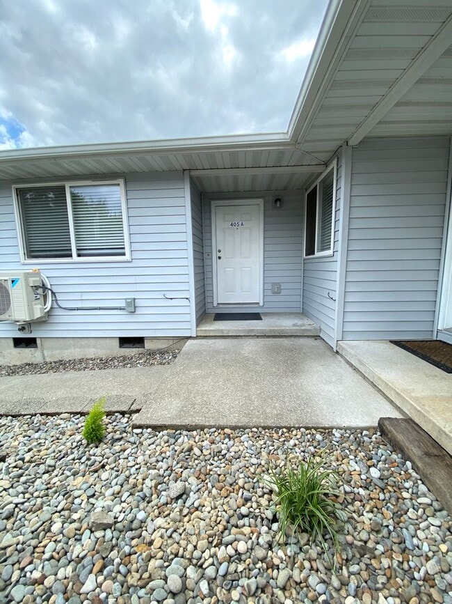 Building Photo - R242b