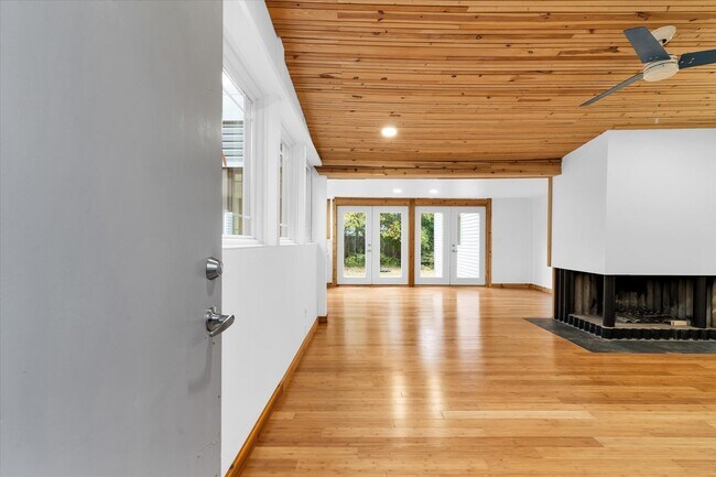 Building Photo - 1202 S Elm Blvd