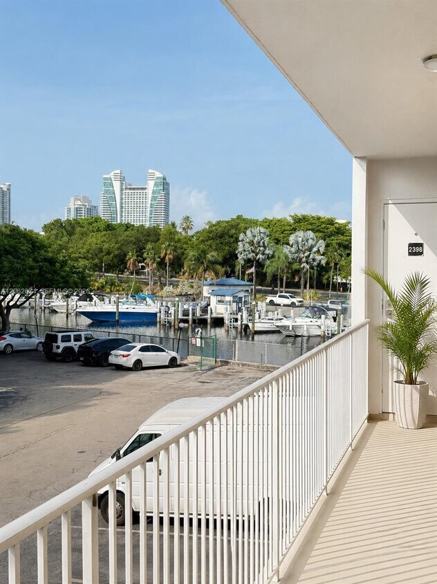 Foto del edificio - 26 Diplomat Pkwy