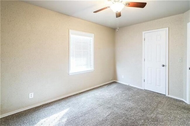 Building Photo - 3 bed 1 bath updated with beautiful garage...