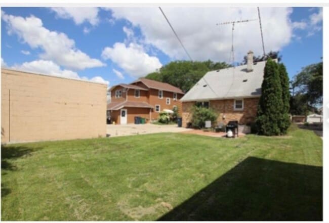 Building Photo - 364 E 9th St