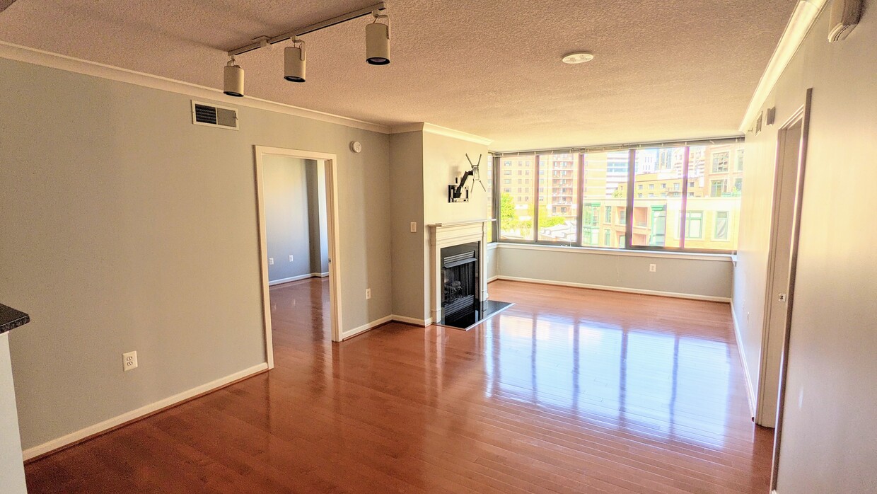 Primary Photo - 2220 Fairfax Dr