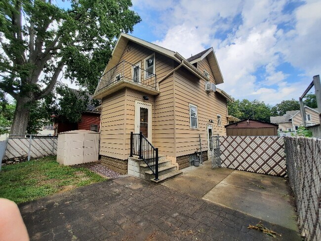 Foto del edificio - 208 4th Ave NW