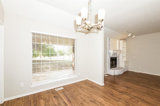 Foto del edificio - 703 Badger St NE