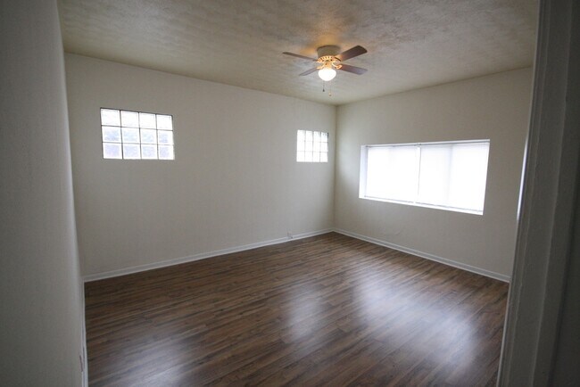 Foto del edificio - 4217 S Grand Blvd