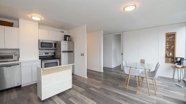 Foto del edificio - 2400 N Lakeview Ave