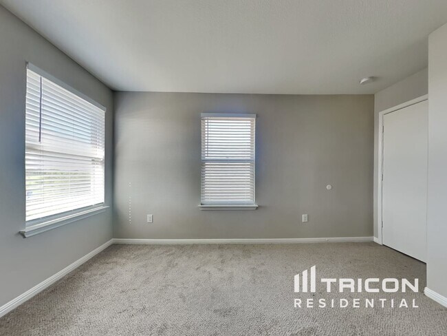 Foto del edificio - 150 Twisted Oaks Ln