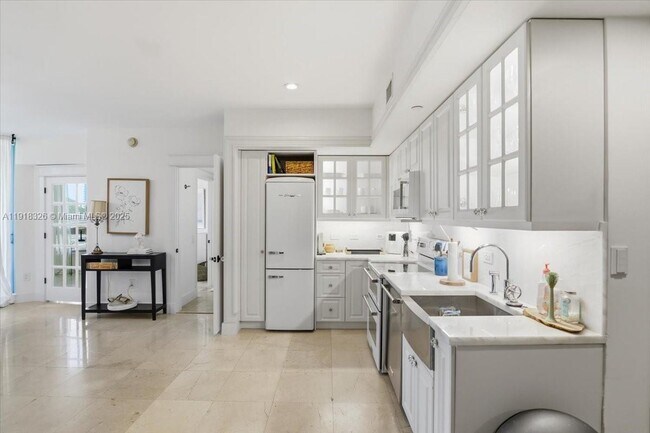 Building Photo - 350 S Miami Ave