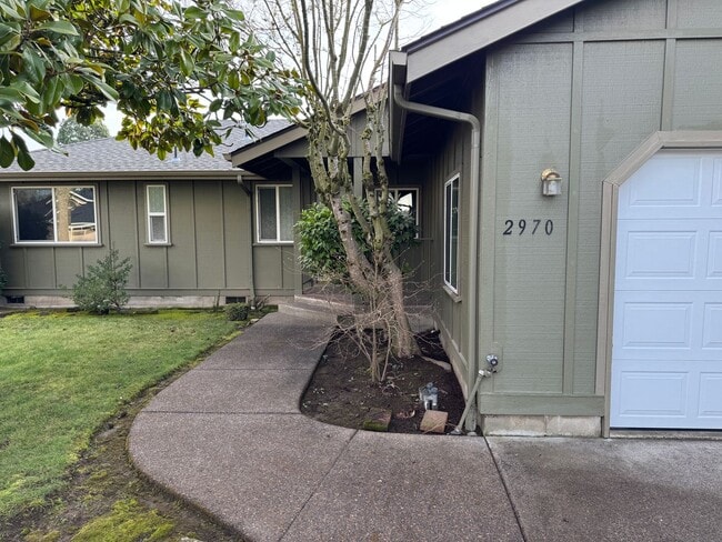 Building Photo - Beautifully updated 3 bedroom, 2 bath house in Eugene!