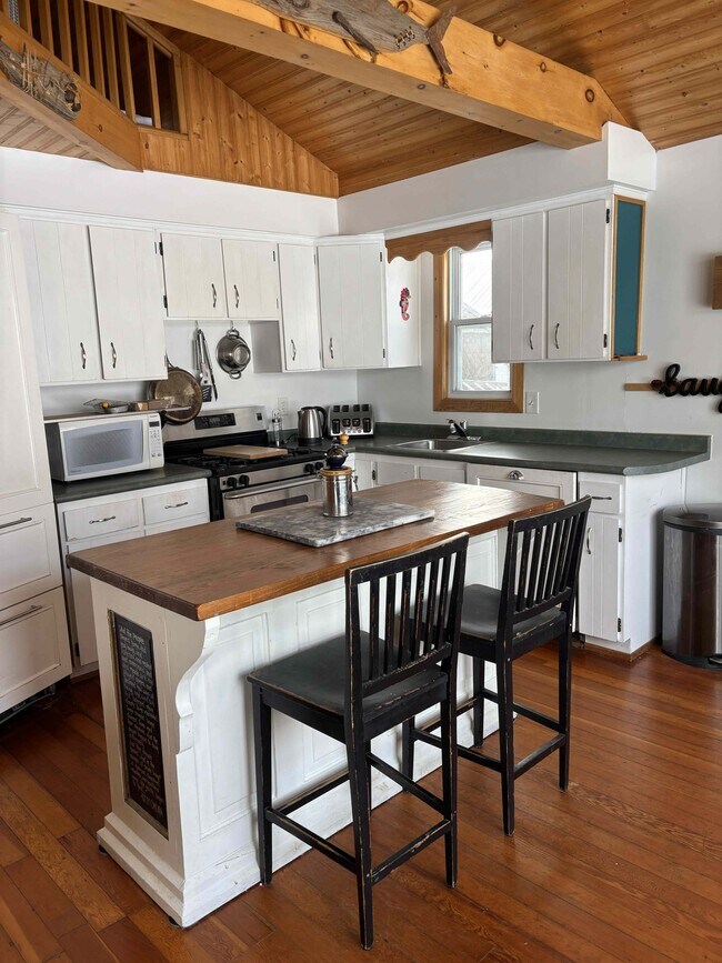 Building Photo - 3105 Lakeview Ave