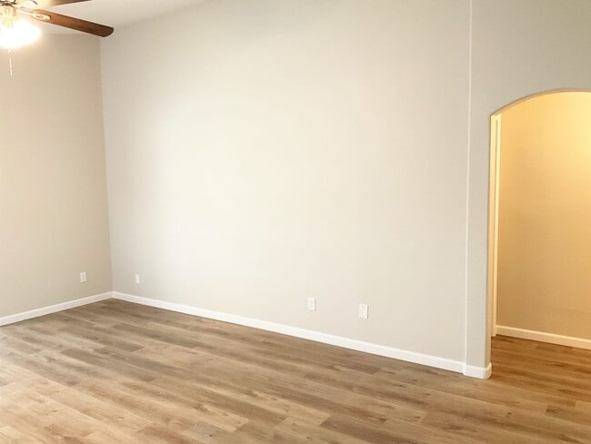 Building Photo - 5029 W Kerry Ln