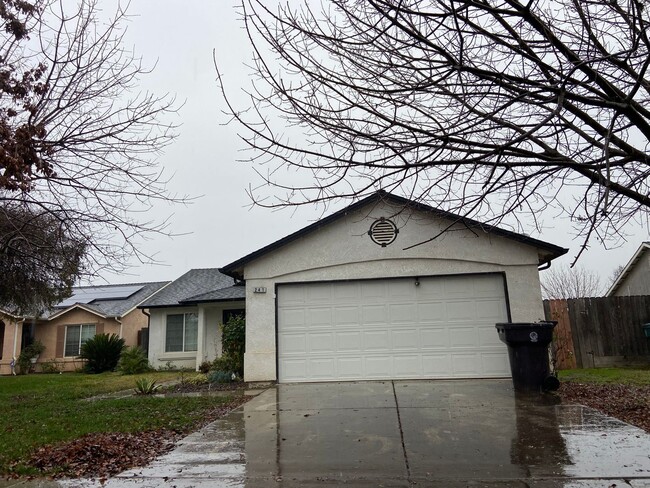 Building Photo - Spacious Tulare Home Available Now!