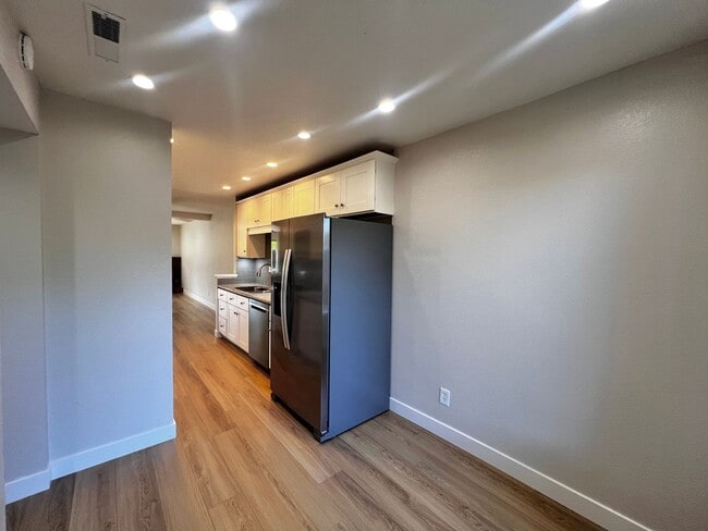 Building Photo - Updated 2-Bedroom Townhome in Novato