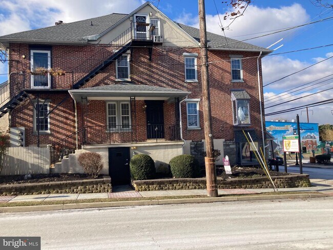 Building Photo - 32 E King St