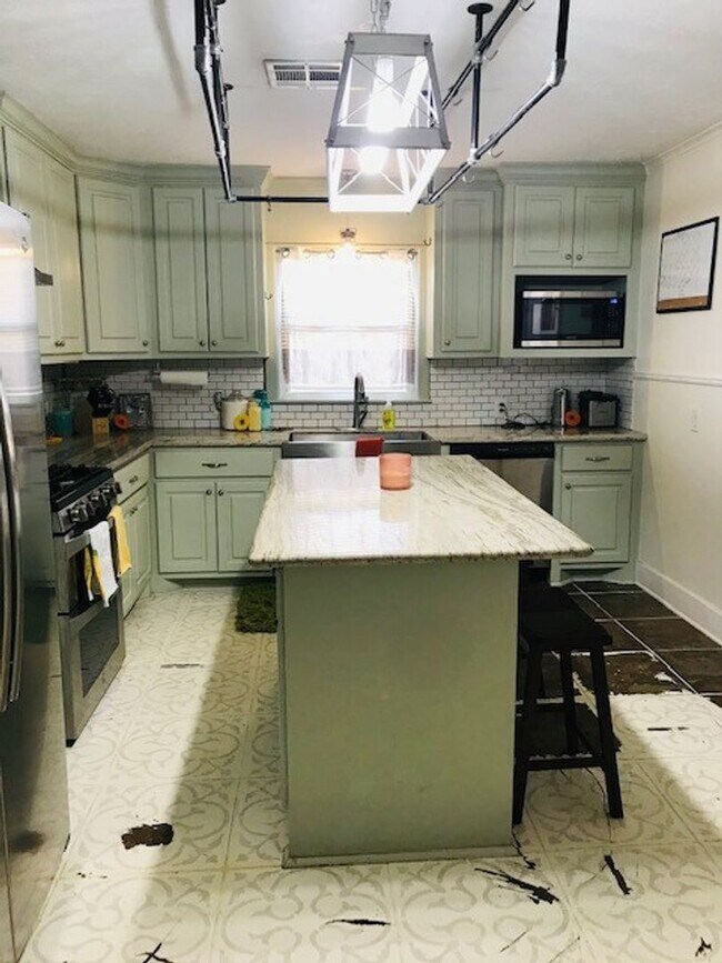 Building Photo - 2 bed 1 bath home for lease