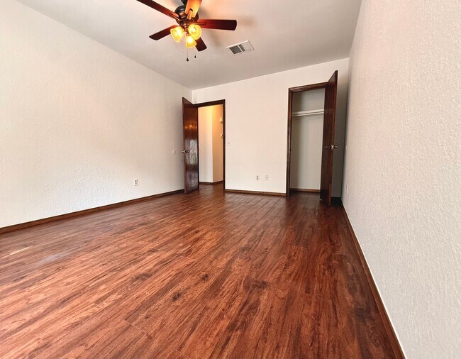 Foto del edificio - Charming 2BD 1BA Duplex in Yukon!!