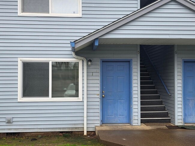 Building Photo - 753 Clay St E