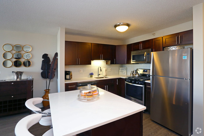 1BR, 1BA - 820SF - Kitchen - GRAND PLAZA