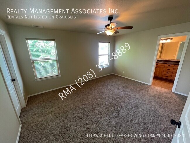 Building Photo - Amazing Townhome Centrally Located in Boise