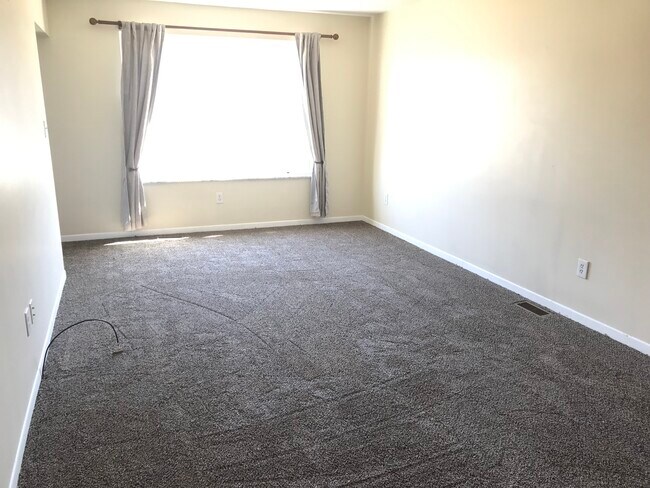 Living room - 1305 Catalpa Dr