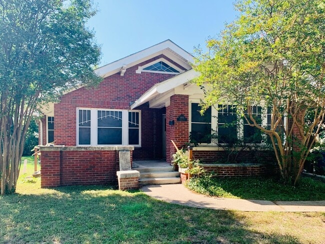 Building Photo - 4bed/2bath corner lot house in Hyde Park