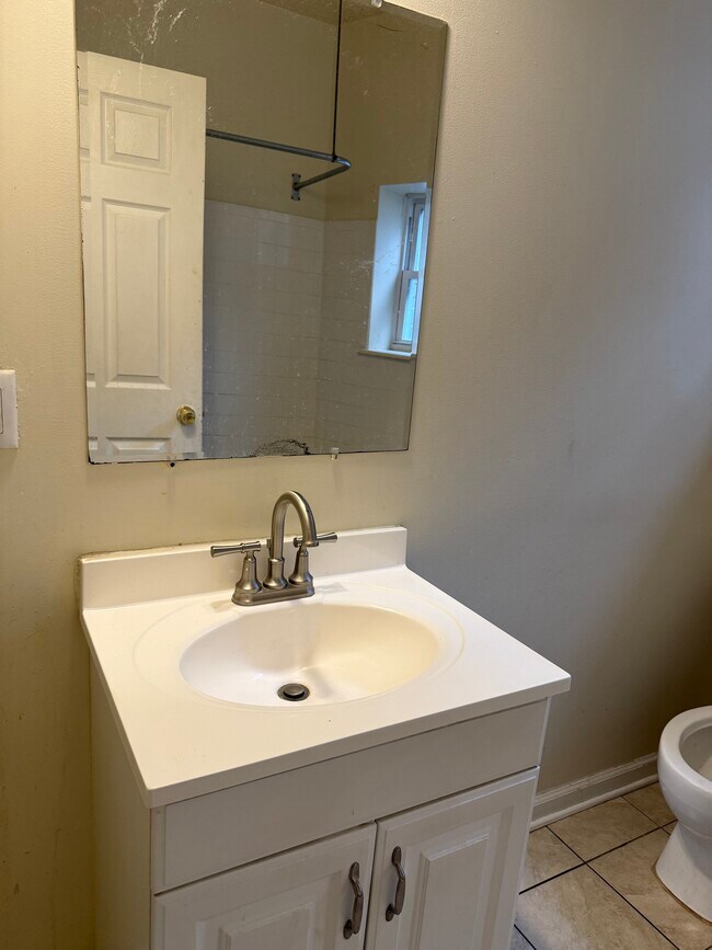 Hundir - 906 Whitelock St