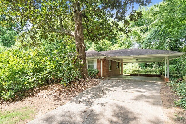 Foto del edificio - 702 Luckie Ln NE