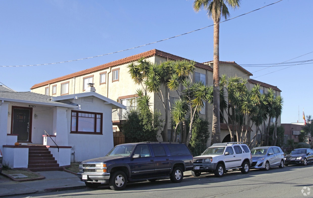 Building Photo - 2426 Lincoln Ave