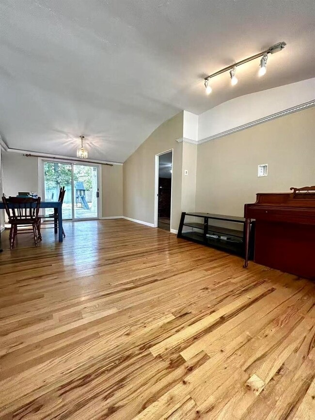 Building Photo - 90 University Heights Dr