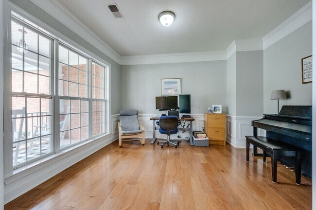 Building Photo - 4 Bedroom, 3.5 Bathroom Executive Home with Fenced Yard and 3 Car Garage.