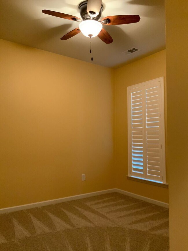 Foto del edificio - Move in ready in a wonderful Active 55+ Ad...
