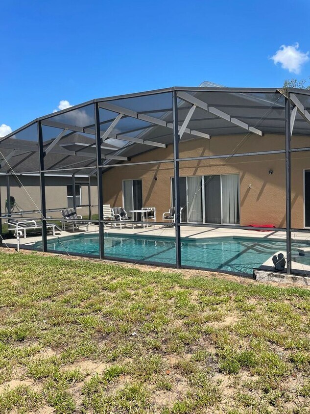 Foto del edificio - 4 Bedroom Pool Home Available Now!