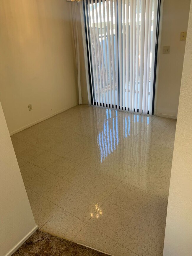 Building Photo - 1 BEDROOM 1 BATH TRIPLEX