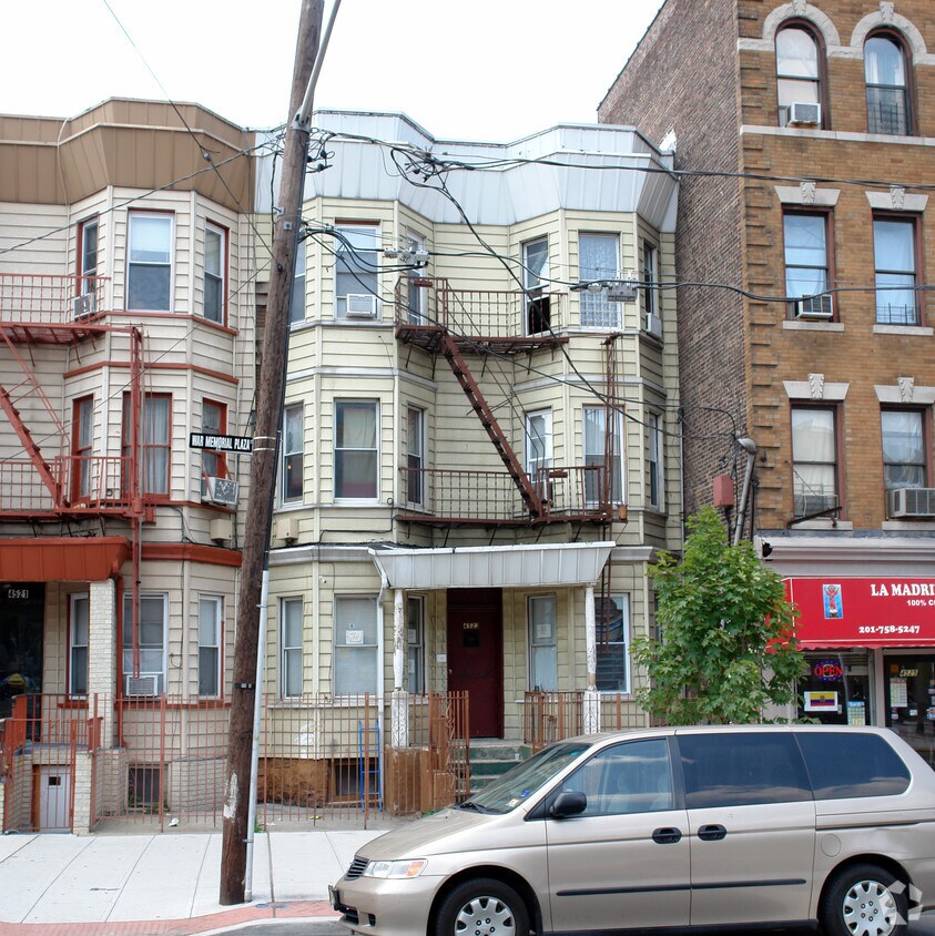 Building Photo - 4523 Broadway