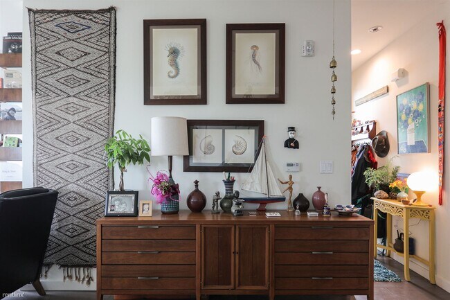 Foto del edificio - 3 br, 3 bath Townhome - 501 Donahue Street 2