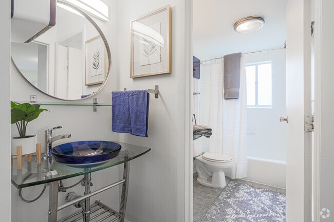3BR, 1BA - 860SF - Bathroom - The Edge at 1815 - Student Housing