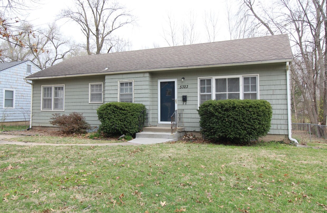 Primary Photo - 2 Bedroom 1 Bath Home in Roeland Park