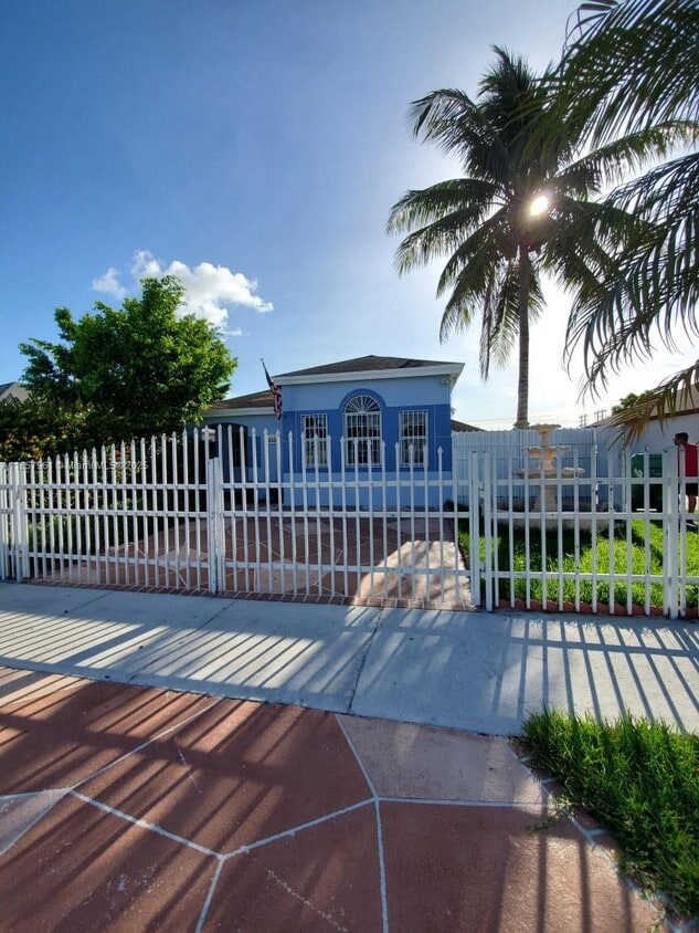 Foto principal - 18120 SW 137th Path