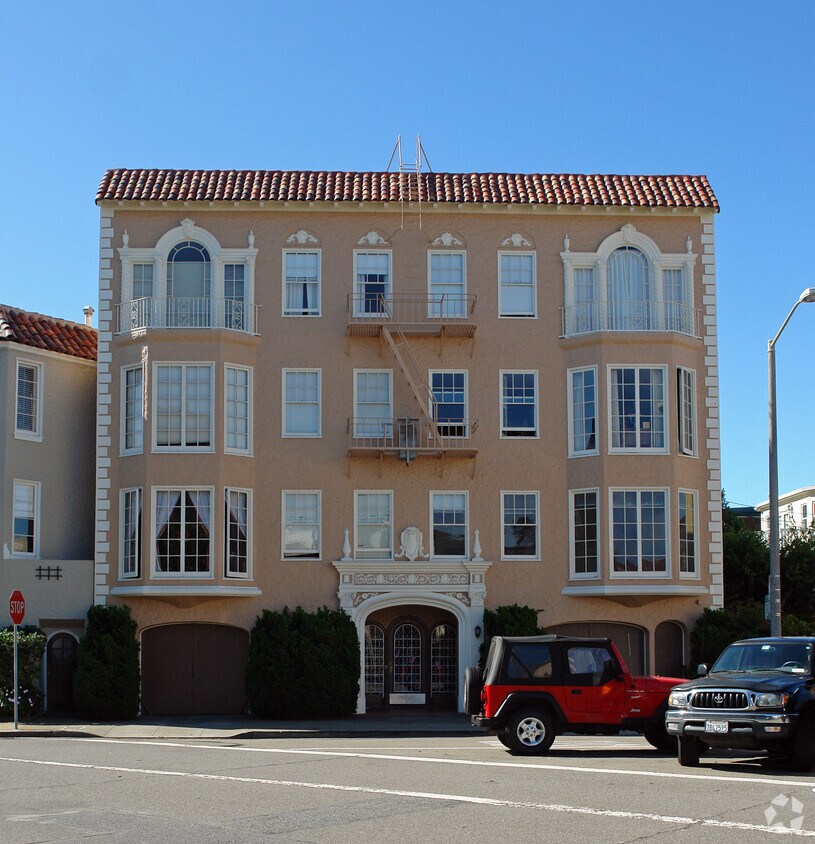 Building Photo - 5 Prado St