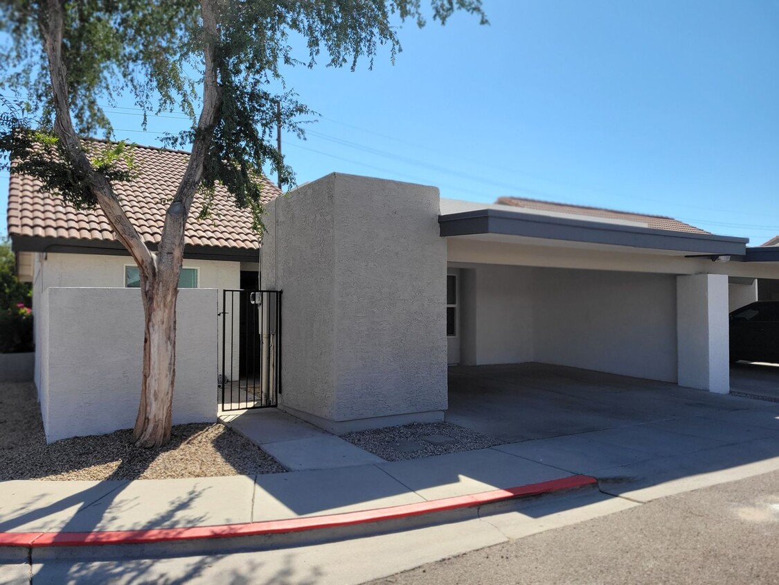 Foto principal - 2 bed 2 bath Town-homes in Central Phoenix...