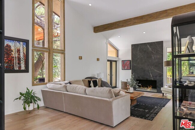 Building Photo - 16820 OAK VIEW Dr