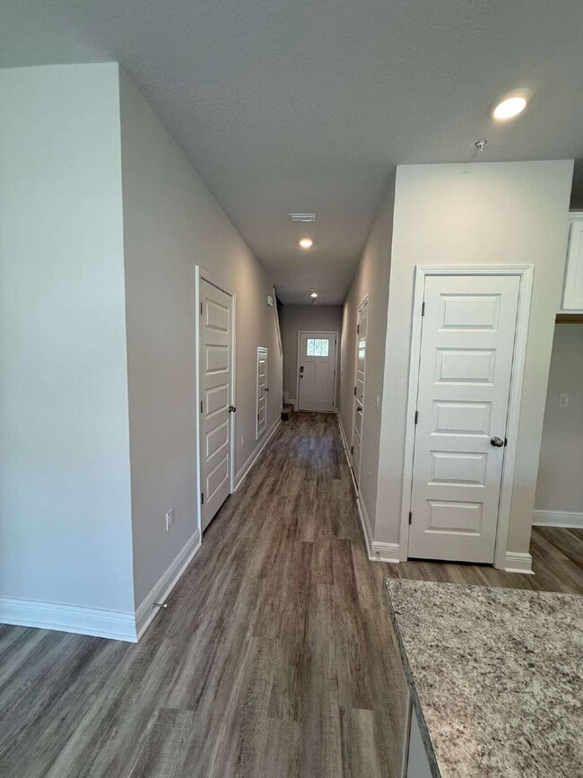 Building Photo - 710-E Giese Ln