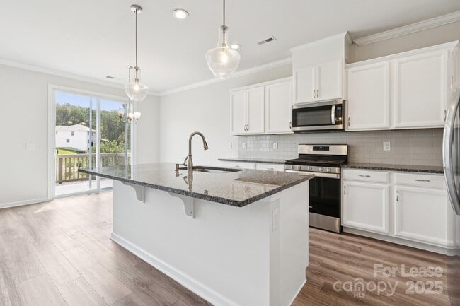 Building Photo - 17121 Carolina Pine Row