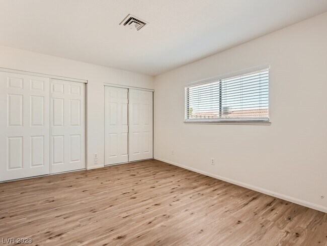 Building Photo - 2422 La Luna Dr