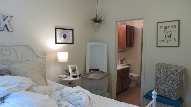 Building Photo - ROBBINS PLACE 202