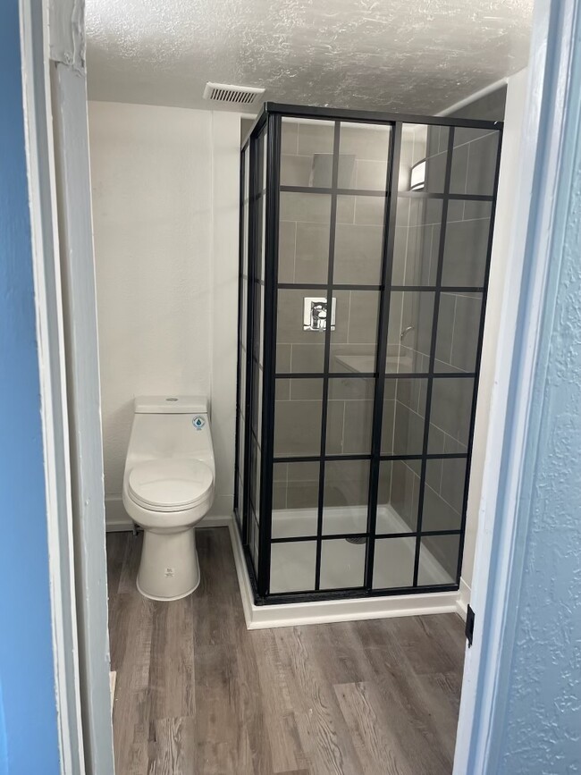 Baño - 2102-2108 Jefferson Ave