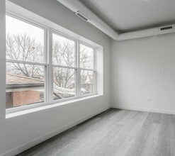 Building Photo - 1706 W Glenlake Ave