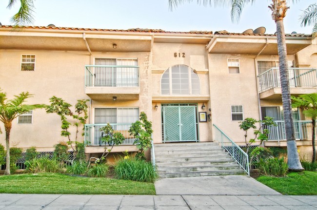 Building Photo - 612 E Cypress Ave