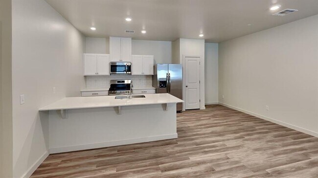 Building Photo - Luxury 3 Bedroom 2 Bathroom Duplex in Bethany, Ok- Lawn care included-**LEASING SPECIAL**